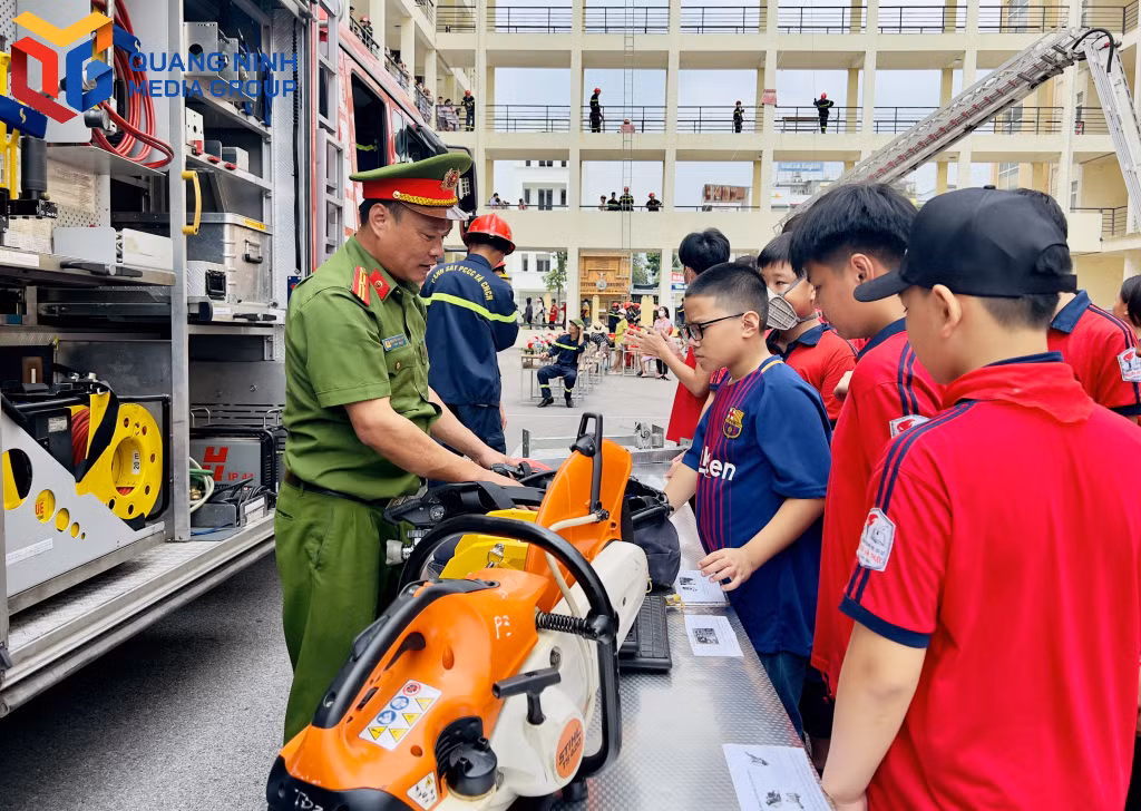 Người tham gia trải nghiệm được hướng dẫn sử dụng một số thiết bị tự cứu tại nhà.