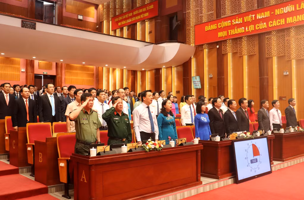 Các đại biểu thực hiện nghi thức chào cờ.