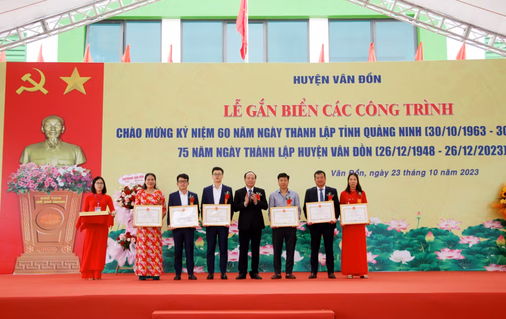 Lãnh đạo huyện Vân Đồn tặng giấy khen cho tập thể, cá nhân có thành tích xuất sắc trong thực hiện các dự án, công trình gắn biển chào mừng Kỷ niệm 60 năm Ngày thành lập tỉnh.