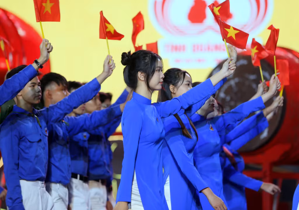 Khối Thế hệ trẻ tỉnh Quảng Ninh tươi tắn trong màu áo xanh thanh niên diễu hành qua lễ đài.