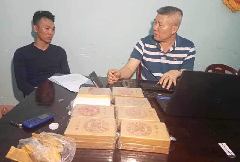 Phương (áo đen) cùng số ma túy bị bắt giữ, đưa về cơ quan Công an.