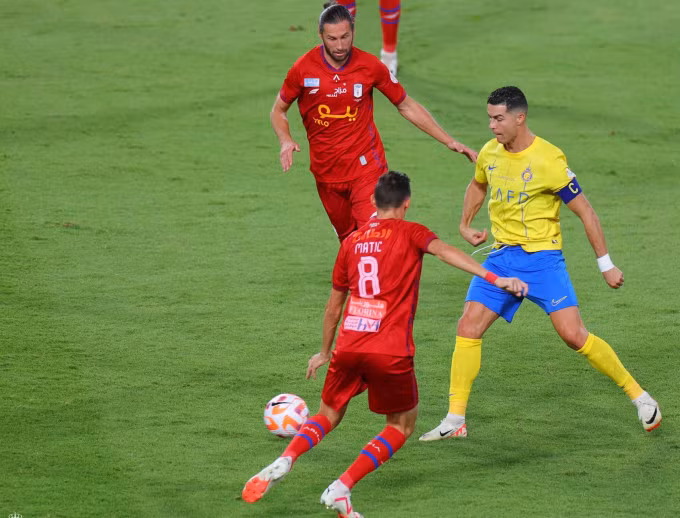 Ronaldo (áo vàng) thiếu duyên ghi bàn trước Abba. Ảnh: Al Nassr