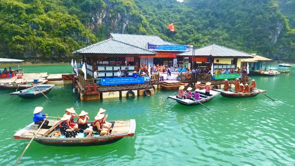 Không gian văn hóa của ngư dân trên Vịnh Hạ Long luôn có sức hấp dẫn với du khách (Ảnh chụp tháng 4/2019). Ảnh: Chu Linh