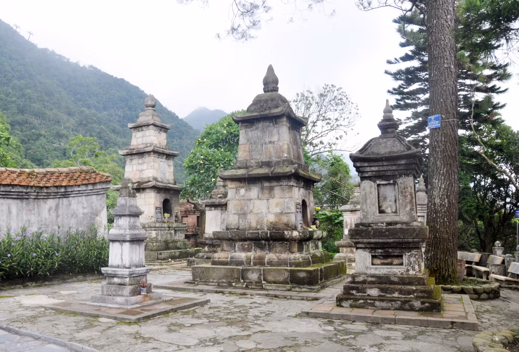 Vườn tháp cổ tại khu di tích danh thắng Yên Tử (Uông Bí) nằm trong Quần thể di sản Yên Tử - Vĩnh Nghiêm - Côn Sơn, Kiếp Bạc.