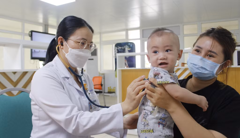 Bác sĩ Nguyễn Thị Trang, Phụ trách Khoa Dinh dưỡng (Bệnh viện Sản Nhi Quảng Ninh) khám dinh dưỡng cho trẻ.
