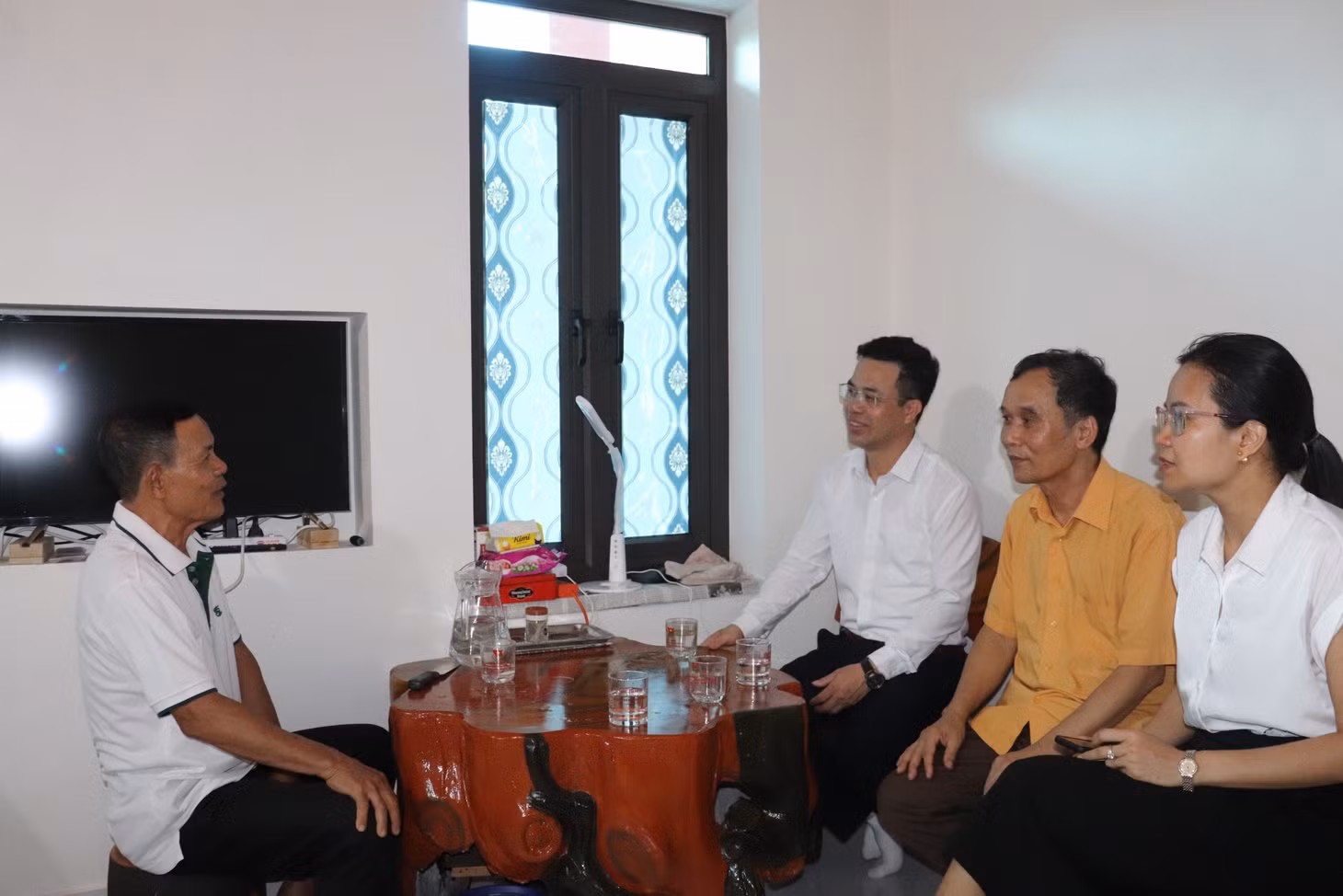Lãnh đạo xã Yên Đức trò chuyện cùng đảng viên.