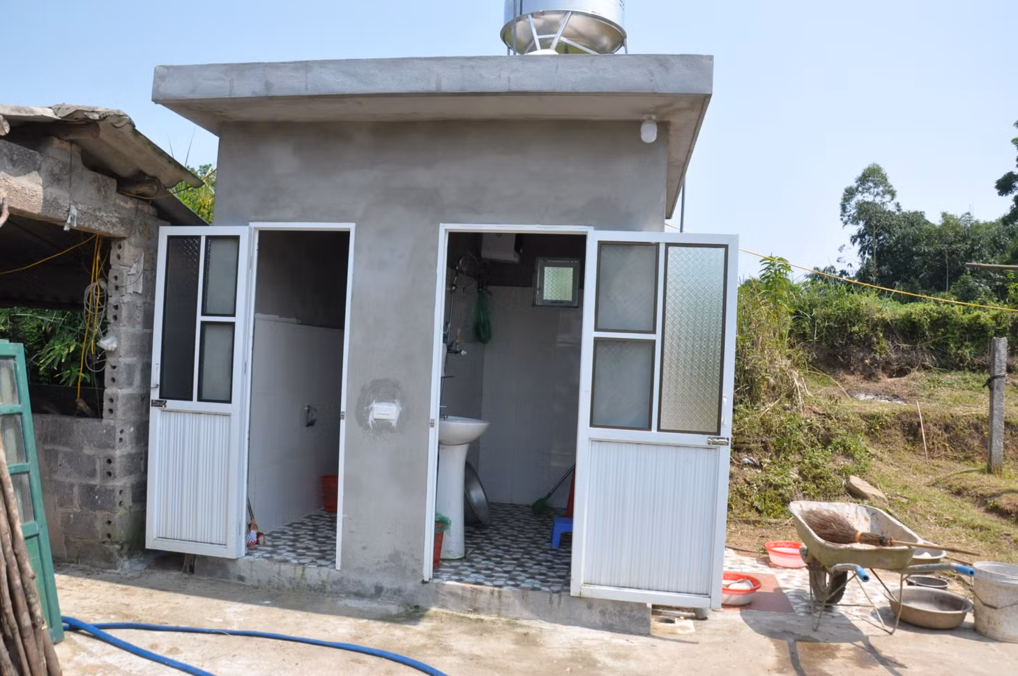 Thông qua vận động tuyên truyền của MTTQ và các đoàn thể, nhiều công trình nhà tắm, nhà tiêu hợp vệ sinh đã được bà con nhân dân xã Quảng Sơn (Hải Hà) xây dựng thay thế nhà tiêu tạm bợ hoặc không có nhà tiêu như trước đây.