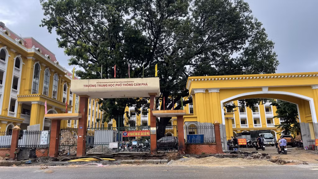 Công trình xây mới Trường THPT Cẩm Phả (TP Cẩm Phả) sẽ được bàn giao đưa vào sử dụng trước ngày 5-9-2023. Ảnh: Lan Anh