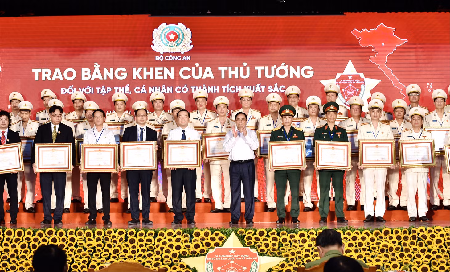 Thủ tướng Phạm Minh Chính trao Bằng khen cho các tập thể, cá nhân có thành tích xuất sắc trong xây dựng, triển khai hai dự án. - Ảnh: VGP/Nhật Bắc