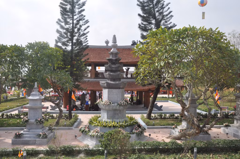 Tháp đá là nơi an trí xá lị Phật hoàng Trần Nhân Tông còn lưu giữ những cấu kiện đá từ thời Trần, Lê.
