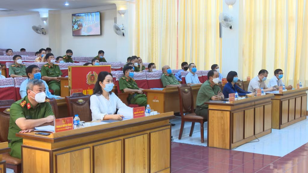 Đồng chí Nguyễn Thị Hạnh, Phó Chủ tịch UBND tỉnh cùng các đồng chí lãnh đạo Công an tỉnh và đại diện một số sở, ban, ngành dự tại điểm cầu Công an tỉnh.
