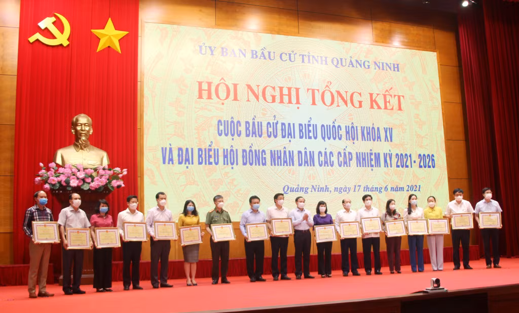 Đồng chí Bí thư Tỉnh ủy trao Bằng khen của UBND tỉnh cho các cá nhân có thành tích xuất sắc.