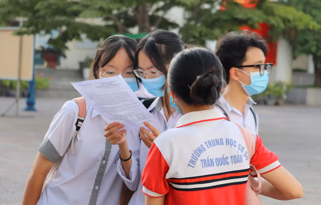 Các thí sinh trao đổi với bạn bè về bài làm của mình.