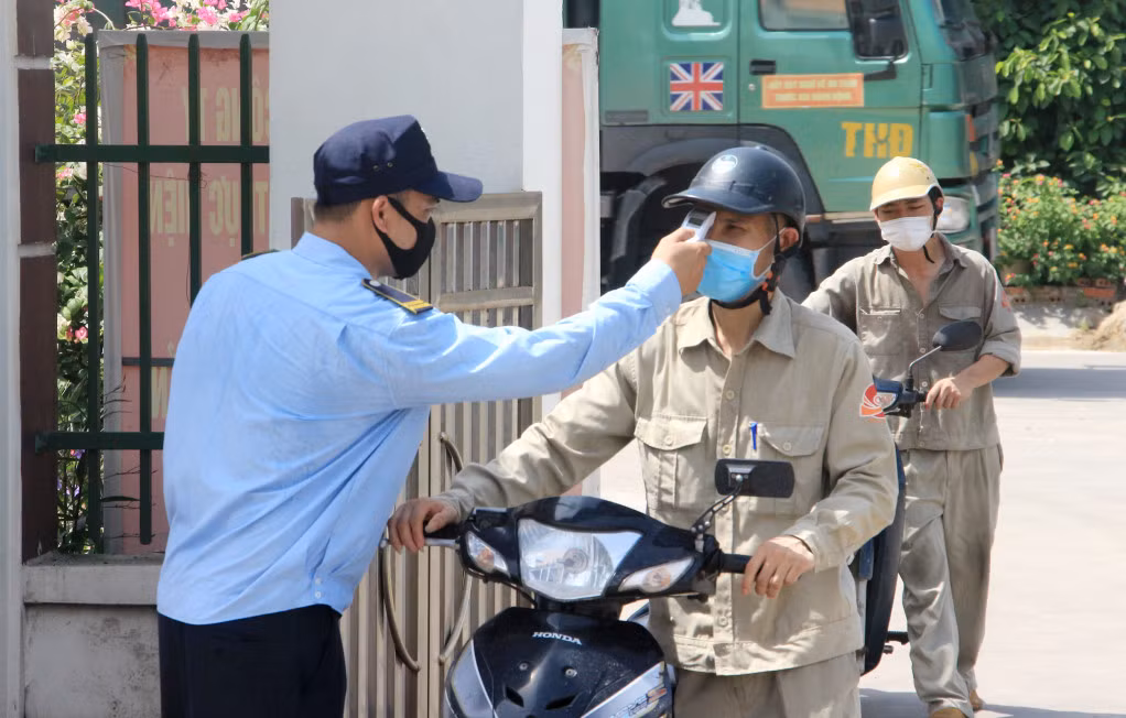 Tất cả cán bộ, công nhân lao động và khách ra vào Công ty CP Gốm Đất Việt đều được kiểm soát chặt chẽ về công tác phòng, chống dịch Covid-19.