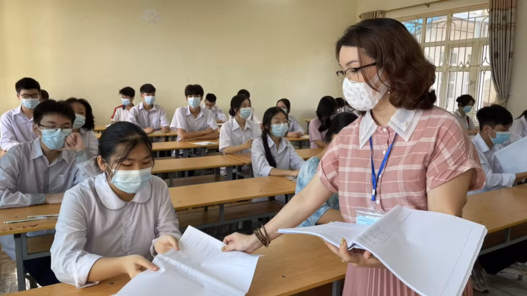 Các cán bộ làm thi thực hiện đúng, đầy đủ các quy trình, quy định, tạo điều kiện tâm lý tốt nhất cho các thí sinh làm bài thi.