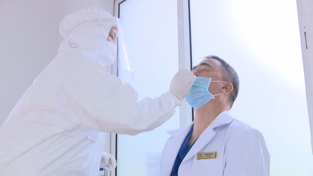Nhân viên y tế được lấy mẫu xét nghiệm Covid-19 định kỳ hàng tuần.