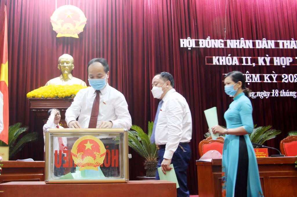 Các đại biểu HĐND TP Hạ Long bỏ phiếu bầu các chức danh HĐND, UBND thành phố.