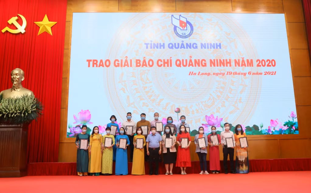 Các tác giả, nhóm tác giả đoạt giải nhì Giải Báo chí tỉnh Quảng Ninh 2020.
