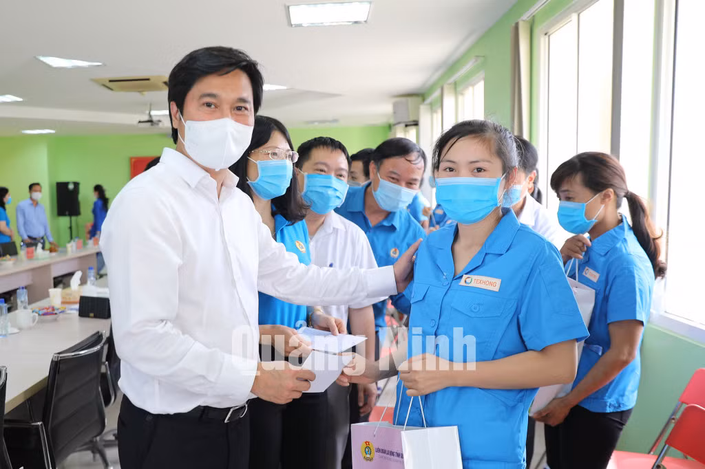Chủ tịch UBND tỉnh Nguyễn Tường Văn tặng quà, chúc mừng công nhân Công ty TNHH Khoa học kỹ thuật Texhong Ngân Long (4-2021).