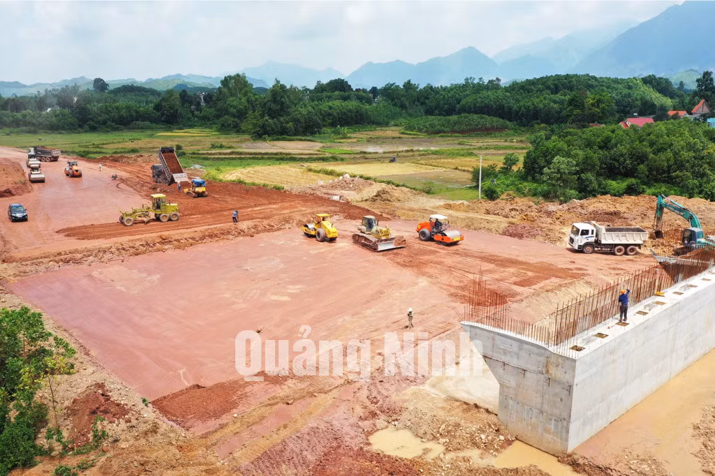 Thi công đoạn vị trí đầu tuyến thuộc huyện Tiên Yên (6-2021). Ảnh: Đỗ Phương