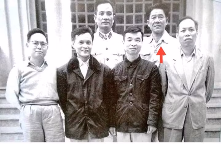 Đồng chí Hoàng Hữu Nhân (hàng sau, bên phải) cùng lãnh đạo Xứ ủy Bắc Kỳ và Đảng bộ Hà Nội chụp kỷ niệm sau Cách mạng tháng Tám 1945.