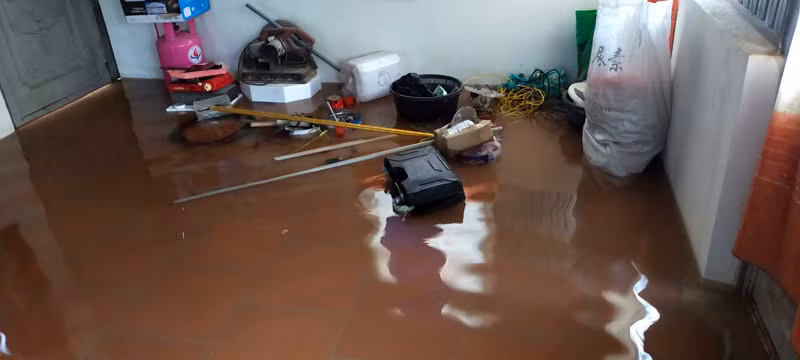 Không chỉ ngập mặt đường, nước mưa còn tràn vào nhà các hộ dân