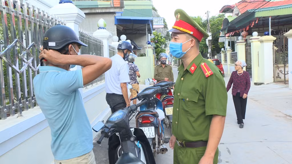 Công an xã Hoàng Tân kiểm tra, nhắc nhở người tham gia giao thông trên địa bàn.