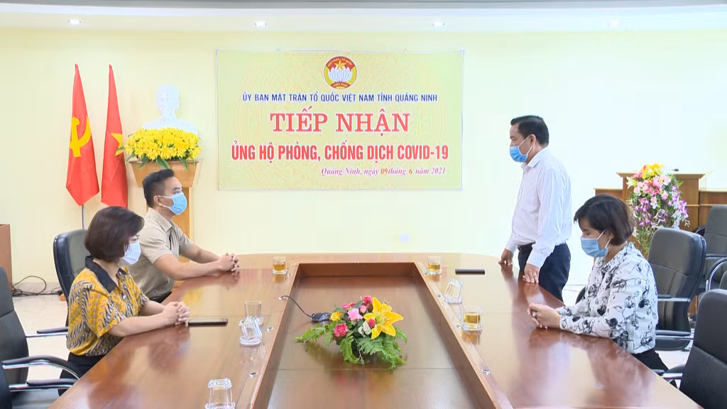 Quang cảnh lễ tiếp nhận ủng hộ.