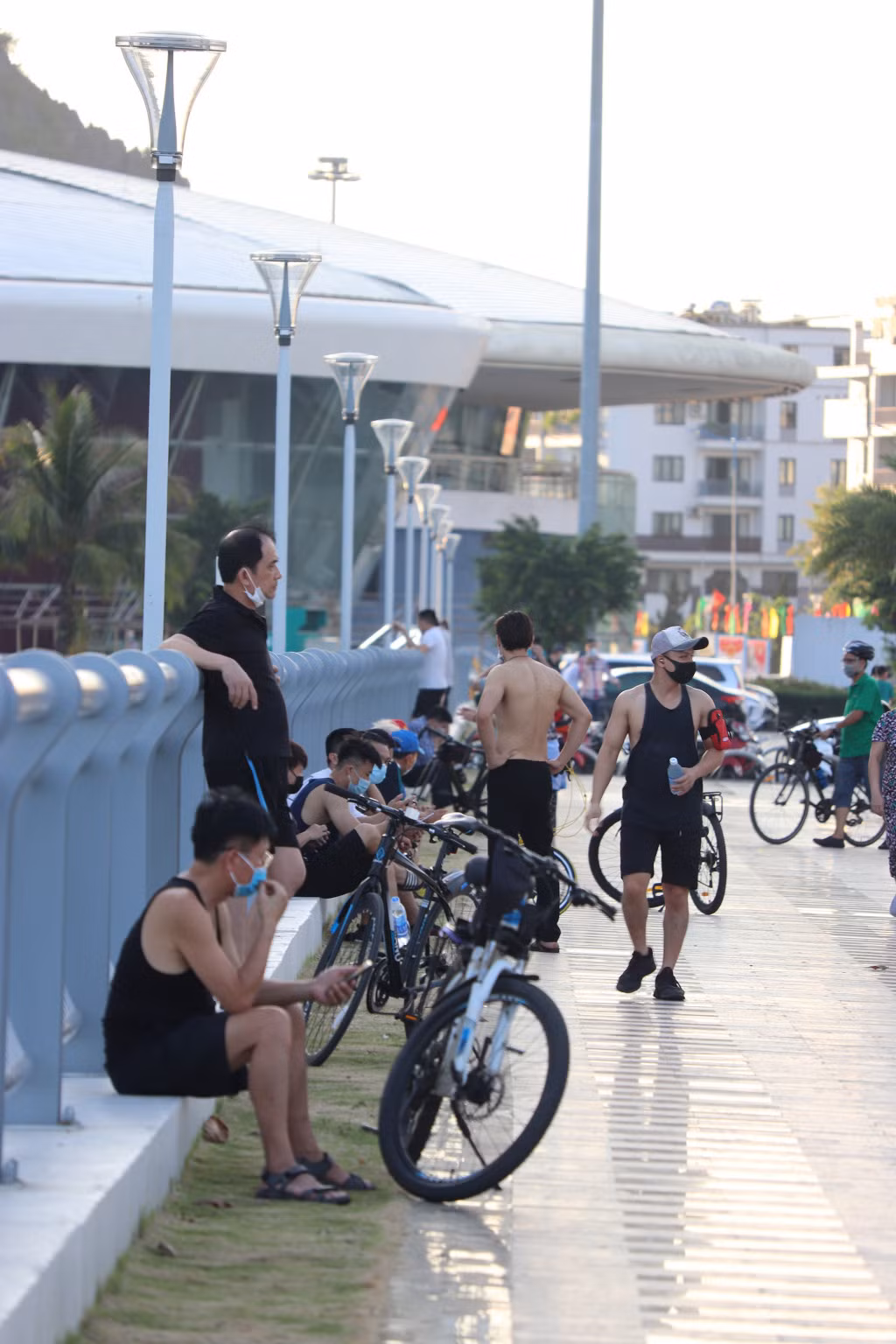 Tụ tập đông người ở một chỗ, một thời điểm và không đeo khẩu trang đúng cách diễn ra phổ biến ở khu vực đường bao biển.