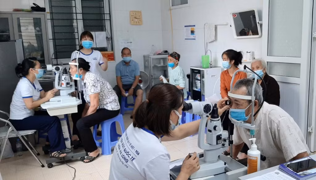 Bệnh viện Mắt quốc tế Việt – Nga Hạ Long khám mắt miễn phí cho nhân dân và Hội người Cao tuổi huyện Hải Hà.