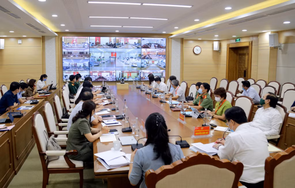 Cuộc làm việc của Ban Chỉ đạo cấp quốc gia Kỳ thi tốt nghiệp THPT năm 2021 với tỉnh Quảng Ninh được truyền trực tuyến tới 13 điểm cầu các địa phương trong tỉnh.