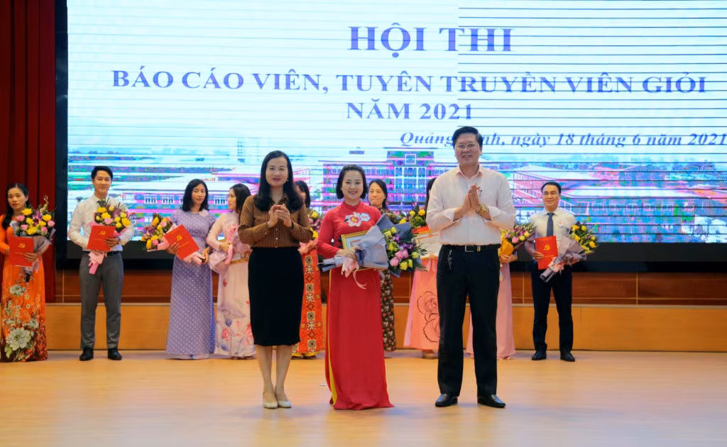 Ban Tổ chức trao giải nhất của hội thi cho thí sinh Phạm Thu Phương, cán bộ Khoa Lý luận cơ sở.