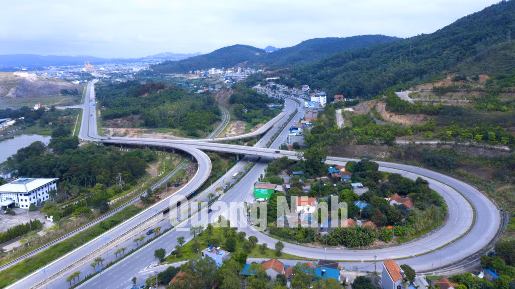 Đường 8 làn xe qua KCN Cái Lân. Ảnh: Khánh Giang