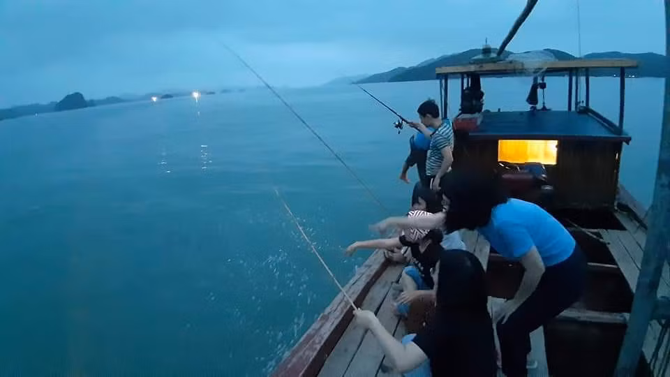 Nhiều nhóm bạn thích tự tổ chức đi câu biển hoặc kết nối với các tour du lịch để có những trải nghiệm tốt hơn. Ảnh: Tạ Quân