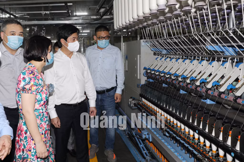 Chủ tịch UBND tỉnh Nguyễn Tường Văn thăm dây chuyền sản xuất của Công ty TNHH Khoa học kỹ thuật Texhong Ngân Long (4-2021).