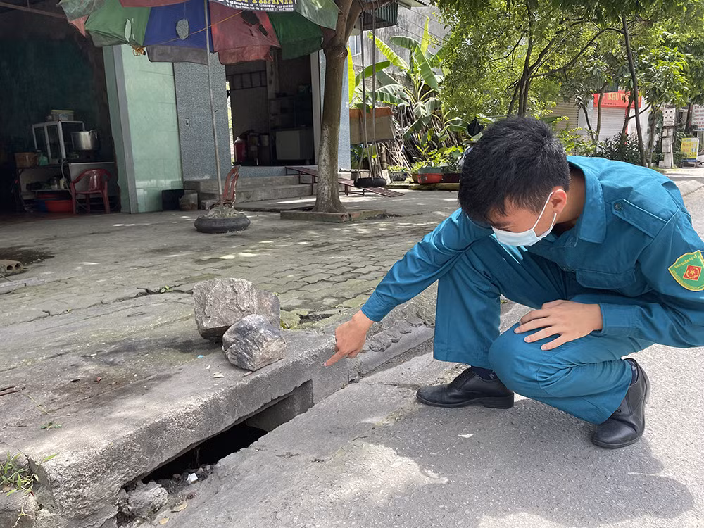 Cống thoát nước đoạn qua khu vực tổ 8, khu 8, phường Mông Dương (TP Cẩm Phả) bị thu hẹp, dễ gây ngập úng cục bộ.