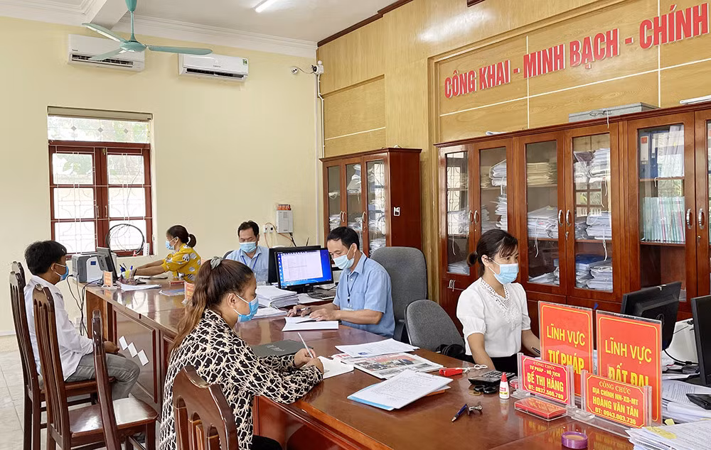 Bộ phận tiếp nhận và trả kết quả hiện đại xã Phong Dụ tạo thuận lợi giải quyết thủ tục hành chính cho người dân.
