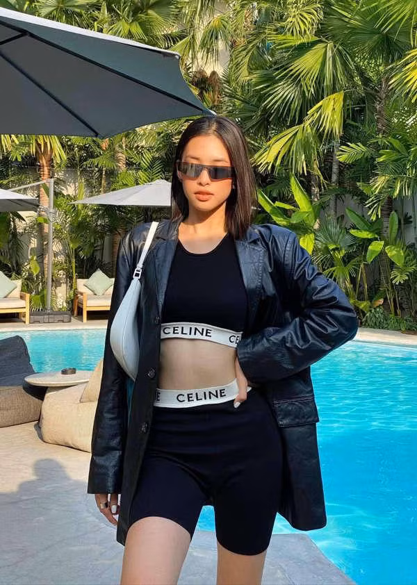 Sexy dance giúp Tiểu Vy sở hữu vòng eo săn chắc và cơ thể năng động, linh hoạt. Ở nhà mùa dịch, Hoa hậu Tiểu Vy trổ tài nhảy sexy dance cực nóng bỏng khiến fans trầm trồ ảnh 2