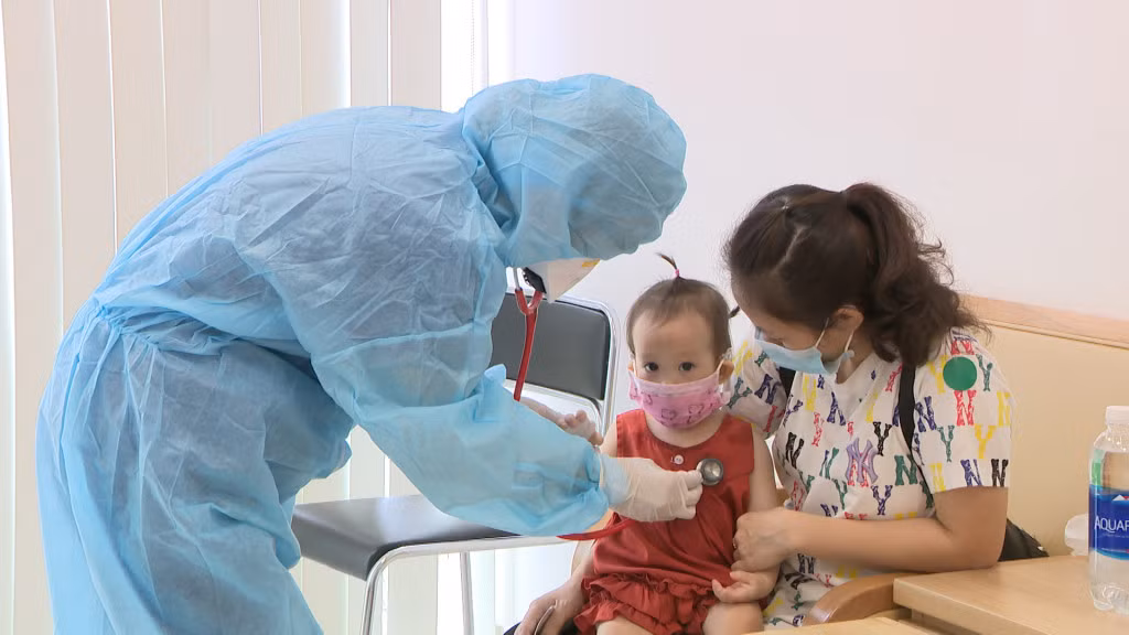Khám bệnh cho trẻ mắc bệnh đường hô hấp tại Bệnh viện ĐKQT Vinmec Hạ Long.