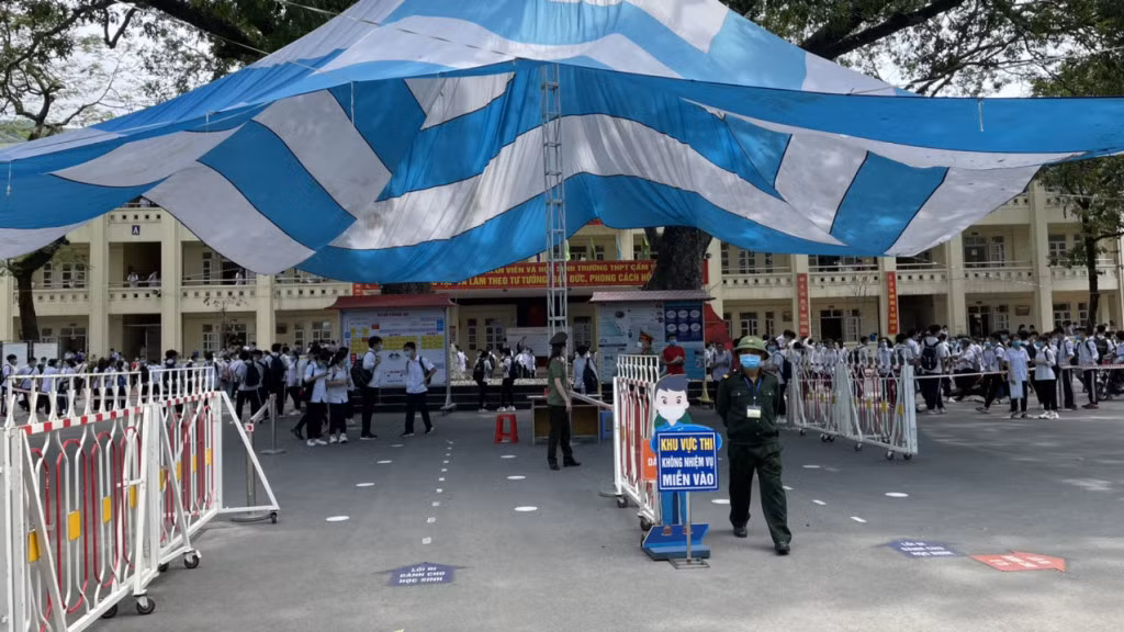 Điểm thi THPT Cẩm Phả bố trí ô cỡ lớn che nắng cho thí sinh và tổ chức phân luồng khoa học, tránh ùn tắc và đảm bảo phòng, chống dịch.