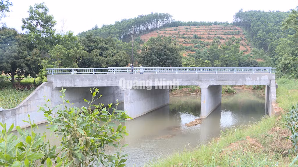 Cầu, cống đã làm xong nửa năm, nhưng không làm được đường dẫn lên cầu vì thiếu mặt bằng.