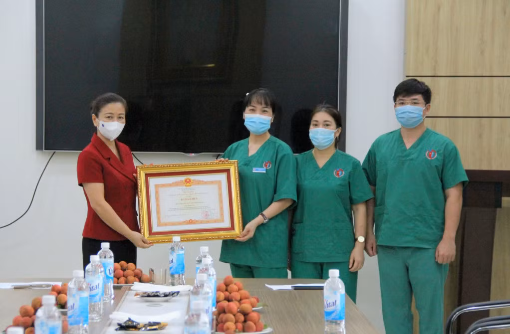 Thừa ủy quyền của Thủ tướng Chính phủ, đồng chí Phó Bí thư Thường trực Tỉnh ủy, Trưởng Đoàn ĐBQH tỉnh Bắc Giang trao Bằng khen của Thủ tướng Chính phủ cho tập thể Bệnh viện Việt Nam - Thụy Điển Uông Bí và cá nhân bác sĩ Nguyễn Thị Ngọc Điệp, Trưởng Khoa Nhi, Bệnh viện Việt Nam - Thụy Điển Uông Bí.