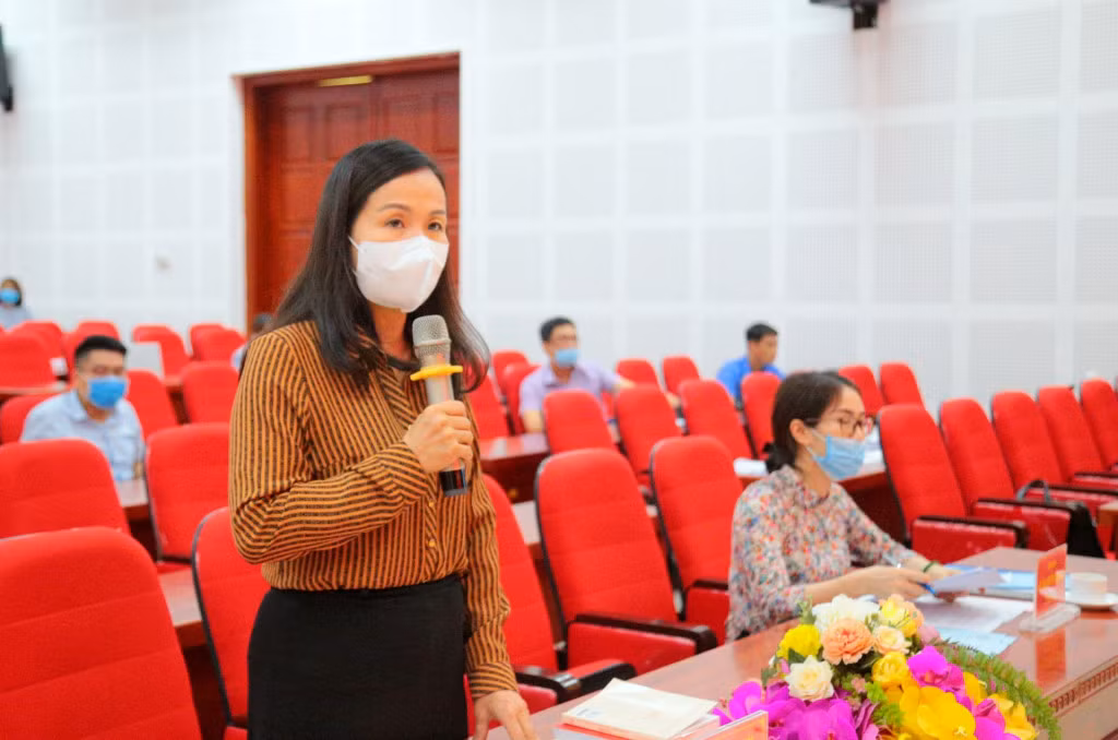 Các thành viên Ban Giám khảo đặt câu hỏi liên hệ thực tế cho các thí sinh dự thi.