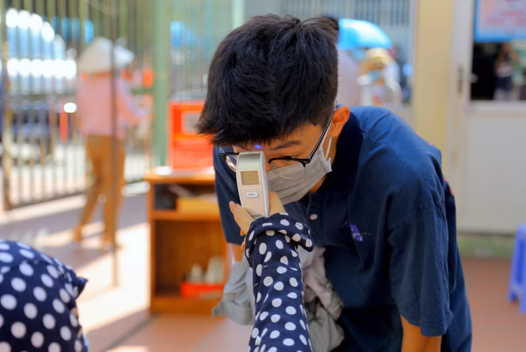 Tất cả các thí sinh đều phải tuân thủ việc kiểm tra thân nhiệt trước khi vào khu vực tổ chức thi.