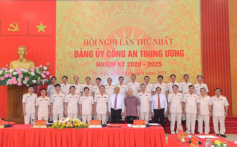 Tổng Bí thư Nguyễn Phú Trọng, Chủ tịch nước Nguyễn Xuân Phúc và Thủ tướng Chính phủ Phạm Minh Chính với các đồng chí trong Đảng ủy Công an Trung ương nhiệm kỳ 2020 - 2025.