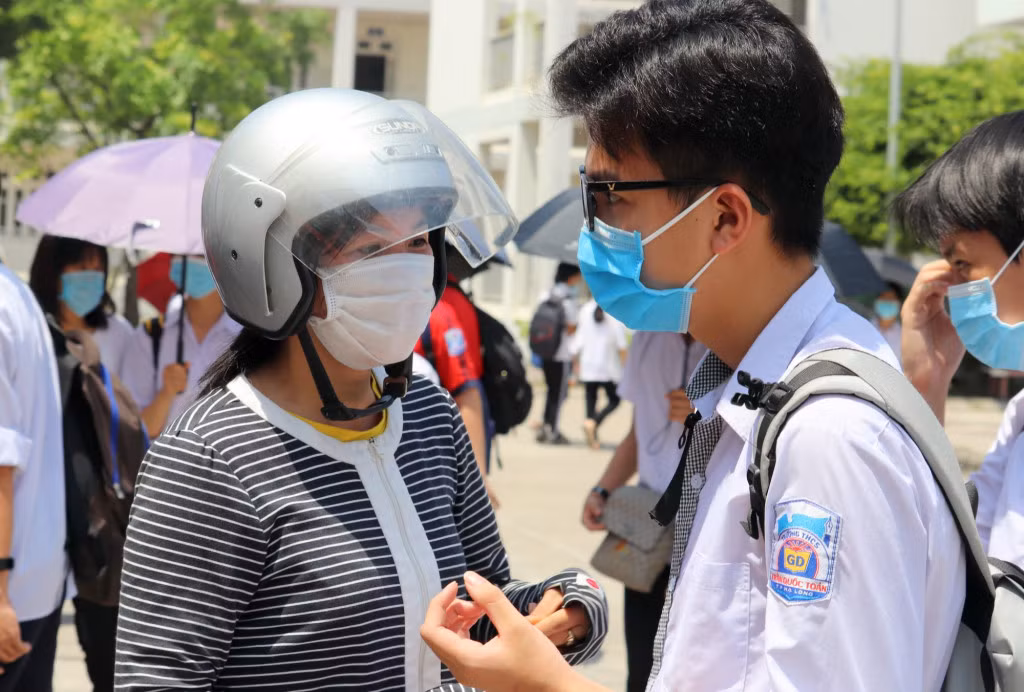 Các bậc phụ huynh mong ngóng, lo lắng khi các con vào thi rồi nhẹ nhõm, thoải mái khi các con rời khỏi phòng thi với tâm trạng vui vẻ.