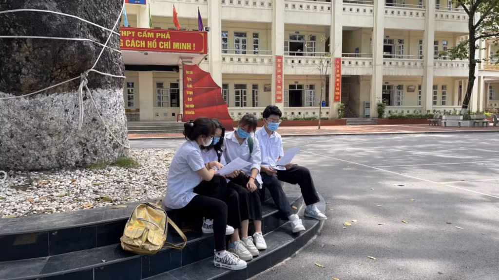 Các thí sinh tranh thủ ôn lại bài trước khi vào phòng thi.