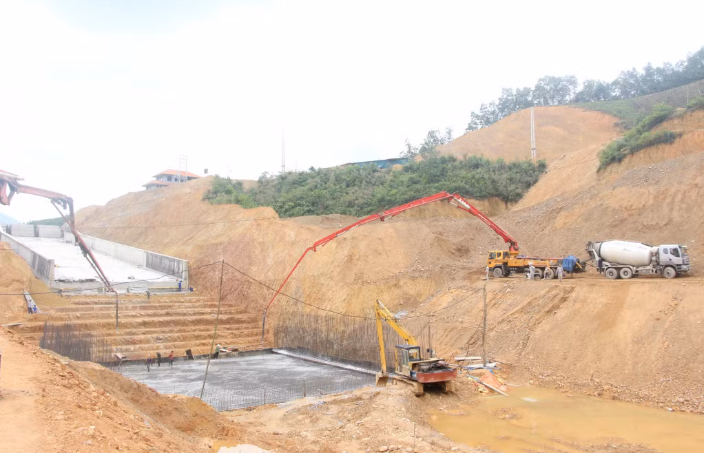Nguồn vật liệu xây dựng phục vụ thi công hồ chứa nước Khe Giữa (TP Cẩm Phả) chủ yếu từ nguồn sản xuất trong tỉnh. 