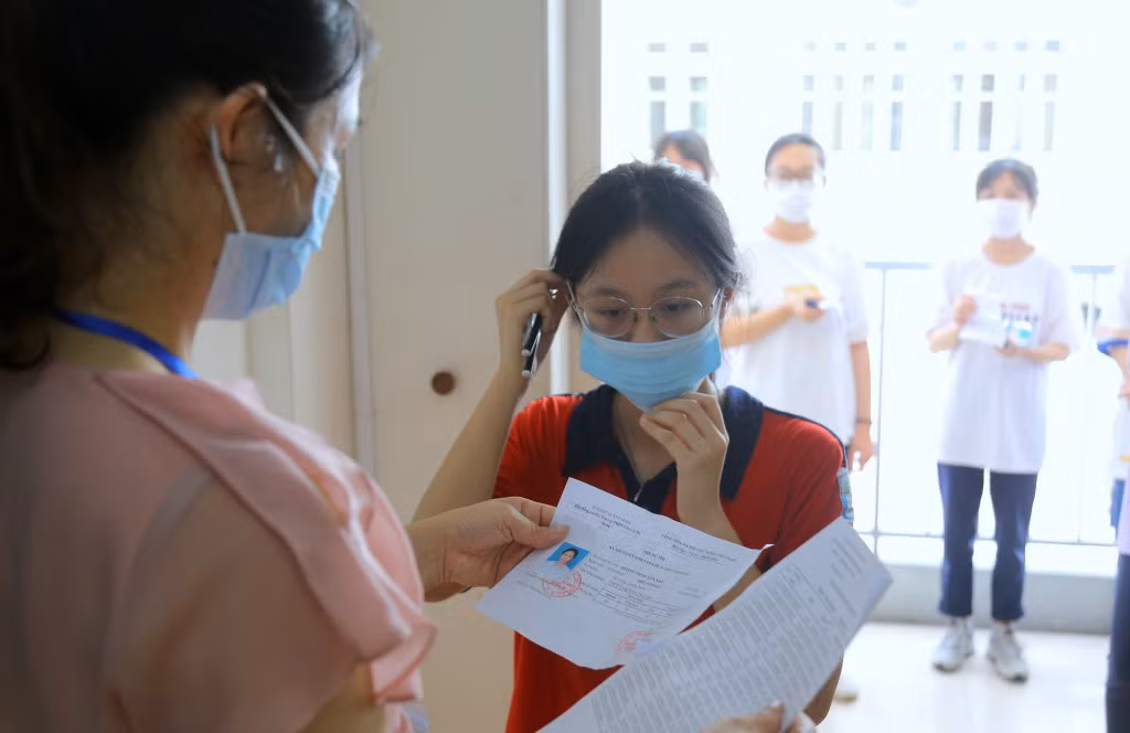 Các thí sinh thực hiện nghiêm túc các yêu cầu phòng, chống dịch theo hướng dẫn của cán bộ làm thi.
