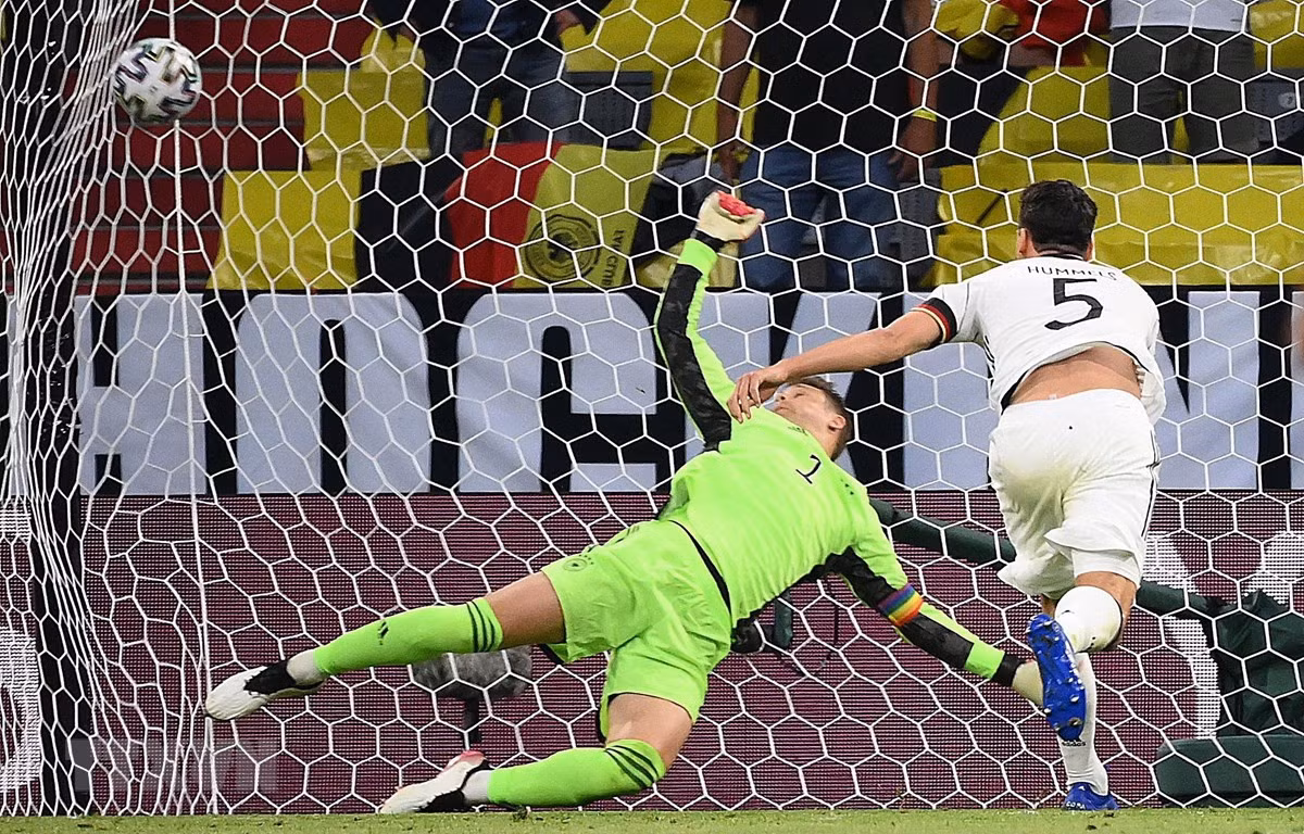 Hummels phản lưới nhà. (Ảnh; AFP/TTXVN)